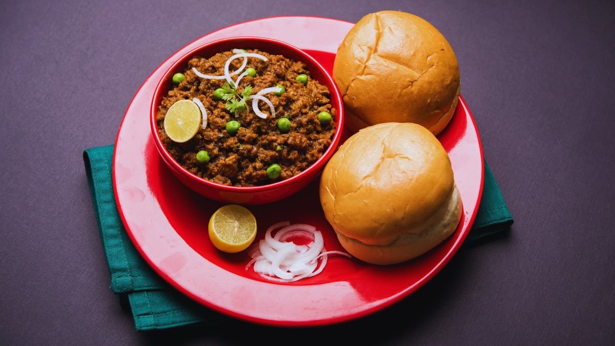 Mumbai Street Food History Must Try Delicacies Best Spots Travellgram
